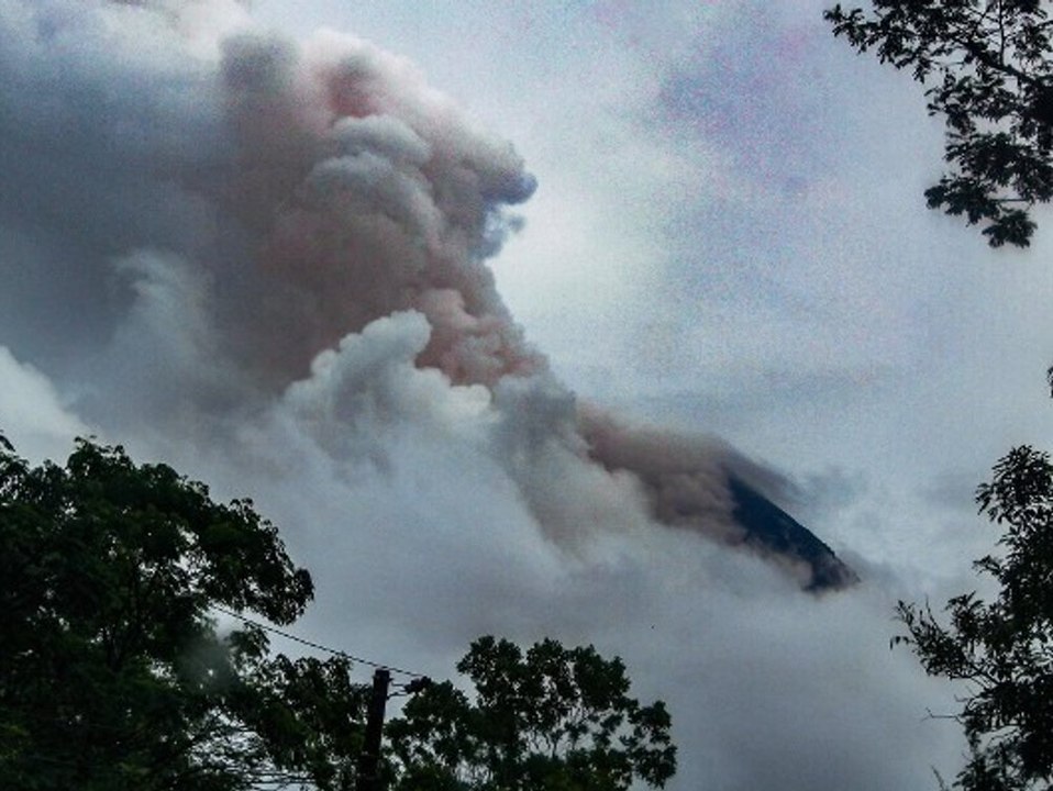 Vulkanausbruch in Indonesien: Hunderte Menschen sind auf der Flucht