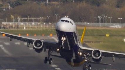 Les impressionnantes manoeuvres d'avions malmenés par les vents