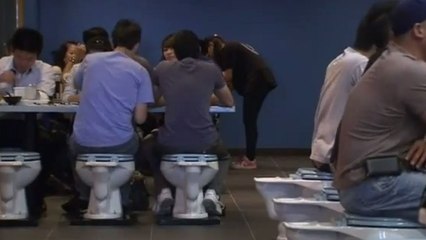 Dans ce restaurant américain, on mange assis sur les toilettes !