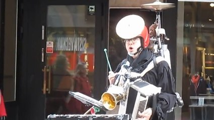 Suède : cet homme-orchestre fait un numéro extraordinaire en pleine rue