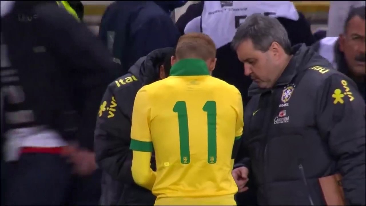 Ronaldinho & Neymar vs Rooney's England in 2013