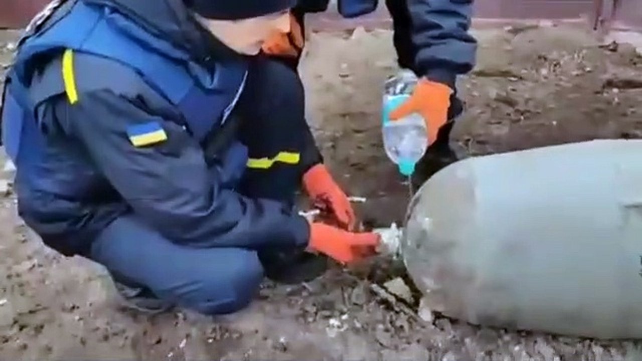 Ukrainians Diffuse Bomb with Bare Hands and a Water Bottle