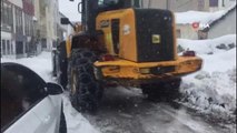 Karlıova'da belediye ekipleri kar temizliğine devam ediyor
