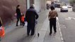 Chine : un vieil homme se balade dans la rue avec un étonnant animal de compagnie