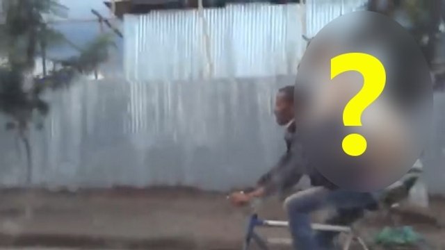 Le drôle de passager d'un cycliste éthiopien