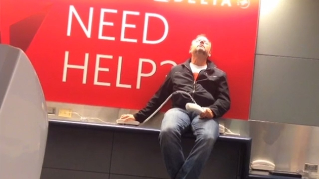 All by myself : la vidéo hilarante d'un Américain coincé à l'aéroport de Las Vegas