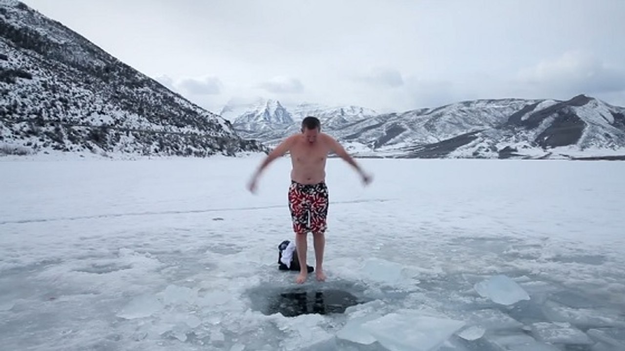 Ces Américains se jettent dans un trou rempli de glace