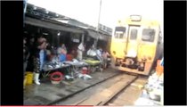 Bangkok : un incroyable train passe au milieu du marché !