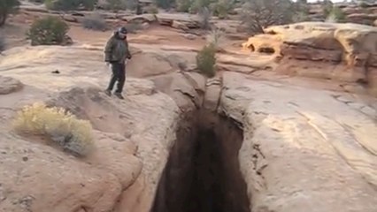 Il saute par-dessus un précipice de plus de 30 mètres de profondeur