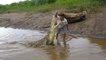 Costa Rica : Cet homme nourrit un crocodile avec du poulet