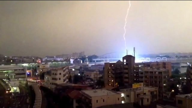 Japon : Découvrez la vidéo incroyable de ce train frappé par la foudre