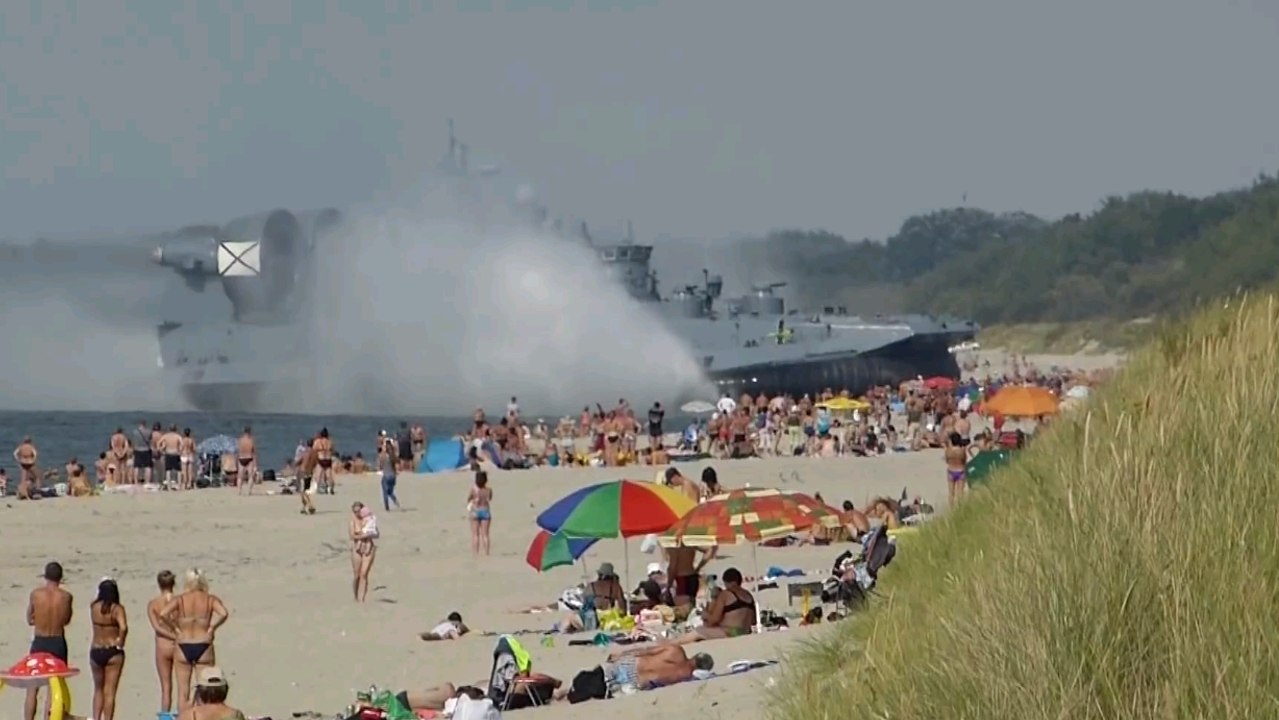 Un aéroglisseur russe géant accoste le long d'une plage