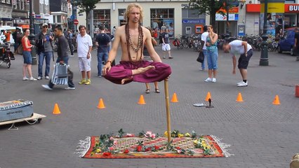 À Amsterdam, ce magicien lévite en pleine rue !