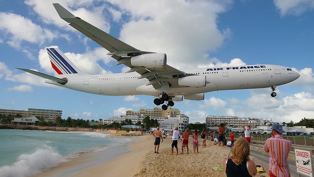 À Saint-Martin, l'aéroport est situé à seulement 20 mètres de la plage !