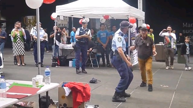 Australie : Incroyable danse d'une policière qui a le rythme dans la peau