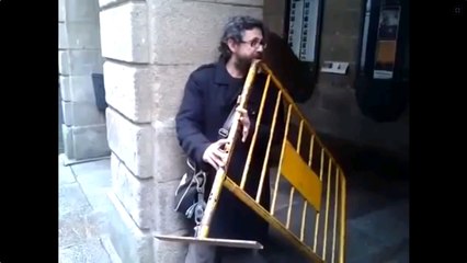 Ce talentueux artiste de rue espagnol joue de la flûte en soufflant... dans une barrière