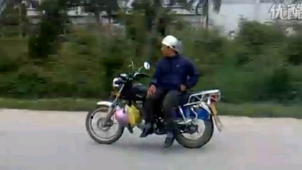 Difficile d'être plus cool que ce motard chinois !