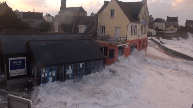 Bretagne : Des vagues géantes submergent l'île de Sein
