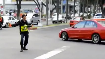Philippines : Un policier fait la circulation en dansant !