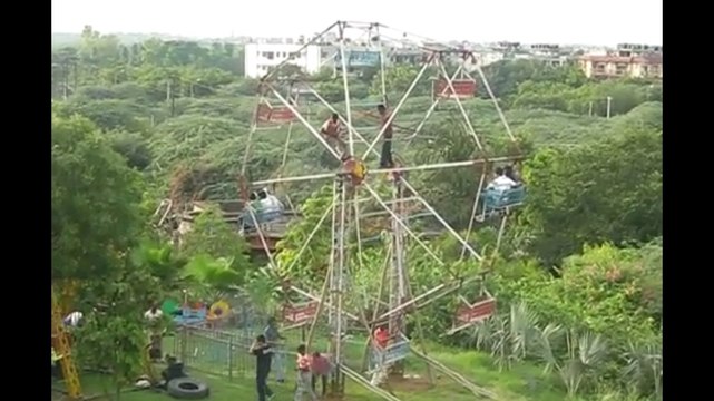 Inde : Oseriez-vous monter dans cette grande roue de fête foraine ?