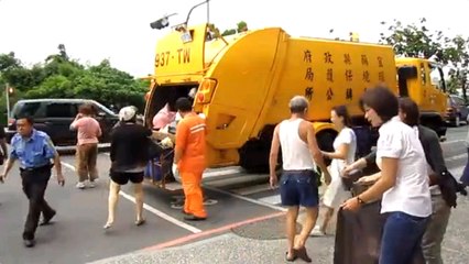 Ce camion poubelle annonce son arrivée d'une drôle de manière