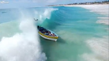 Une vague détruit un bateau au Cap-Vert