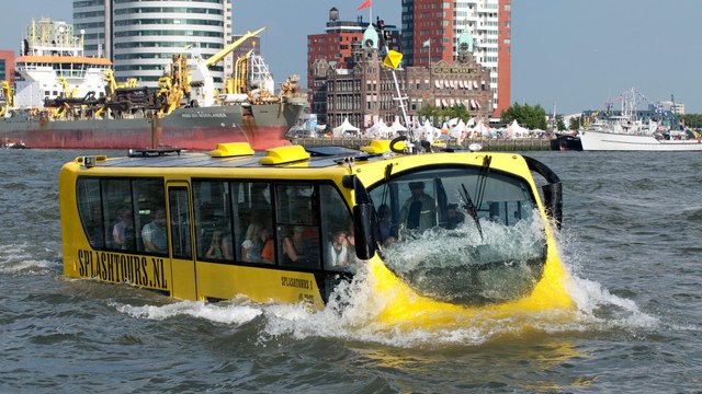À Rotterdam, on peut visiter la ville à bord d'un bus... qui va dans l'eau !