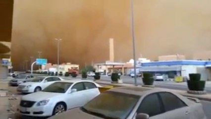 Une incroyable tempête de sable plonge une ville dans le noir