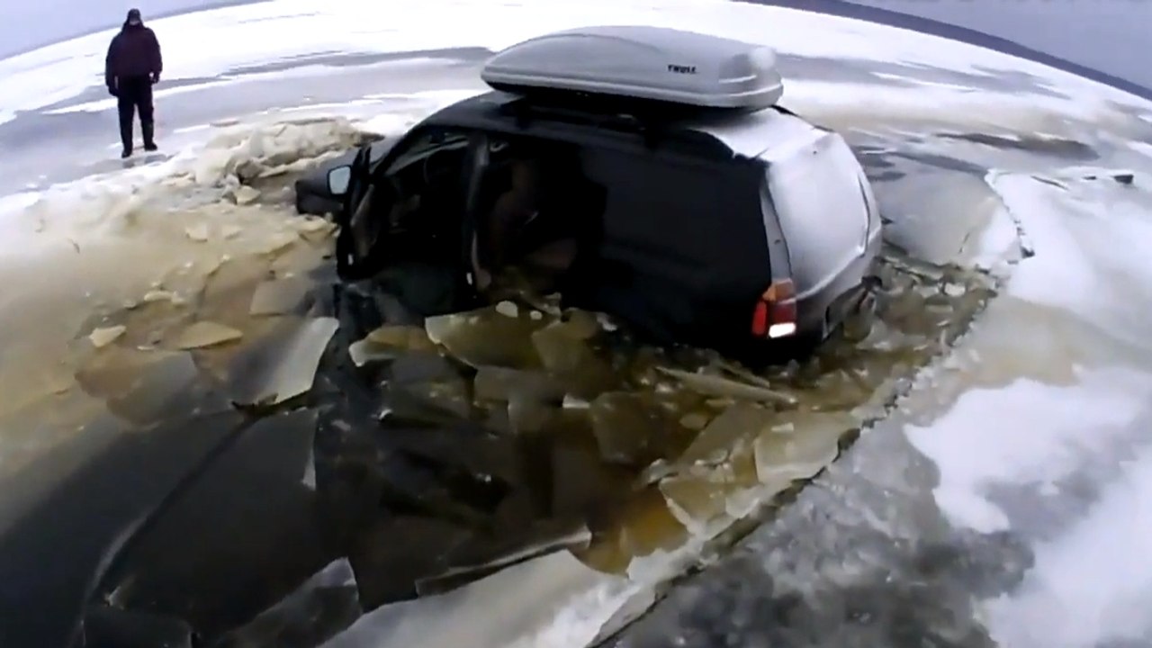 Ce 4x4 a voulu traverser un lac gelé, il n'aura...