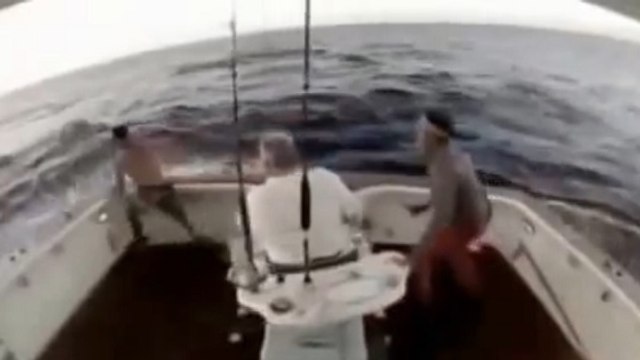 Ces pêcheurs avaient ferré un gros poisson mais tout ne s'est pas passé comme prévu