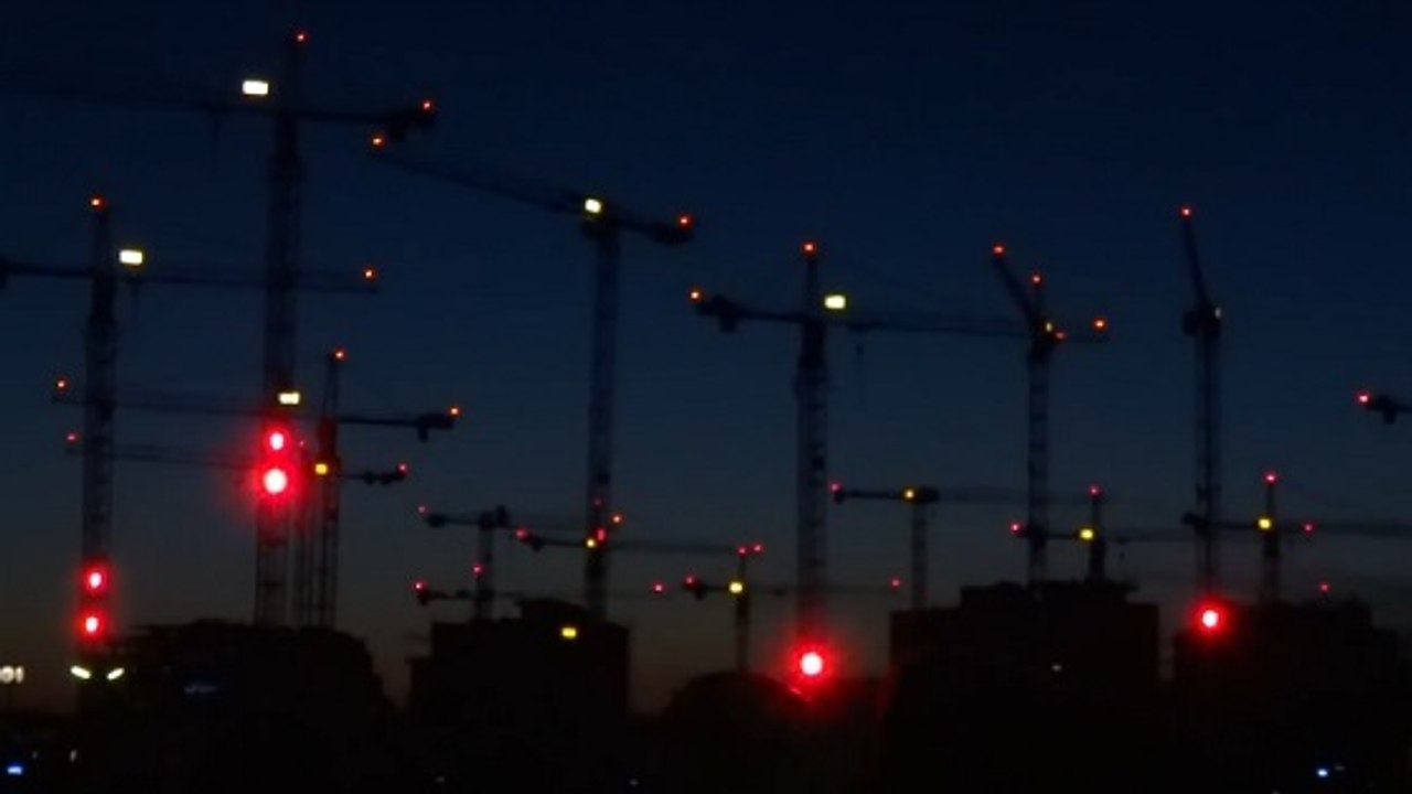 Un spectacle insolite de grues de chantier en Autriche