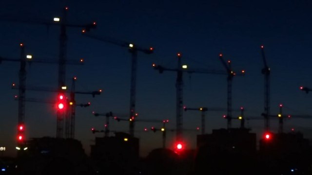 Un spectacle insolite de grues de chantier en Autriche