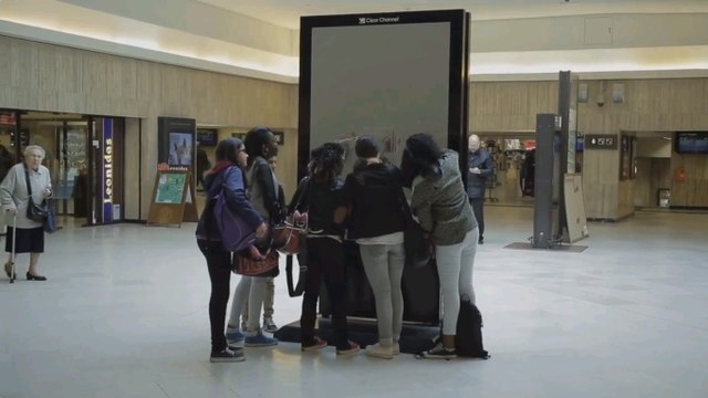 Un étonnant panneau publicitaire à gratter en Belgique