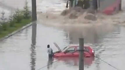 Ce conducteur de bus ne craint pas les inondations