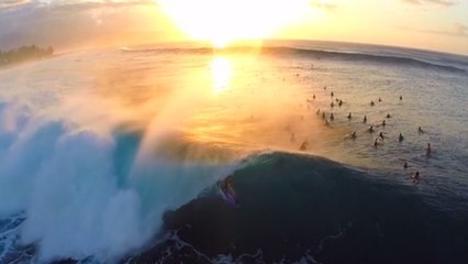 Les impressionnantes images de surfeurs filmés en pleine action à Hawaï