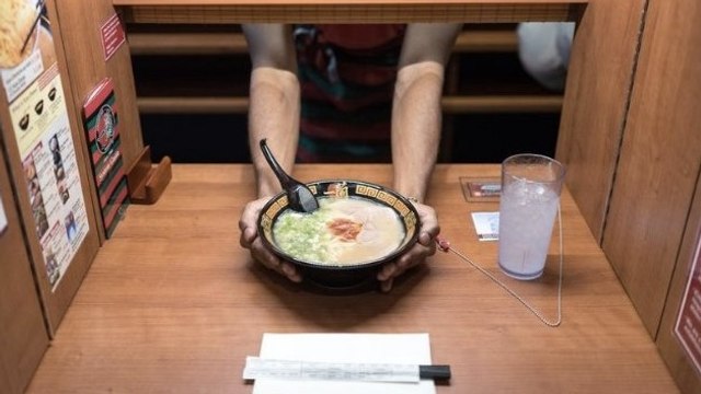 Le seul restaurant au monde où vous devez manger seul... face à un mur