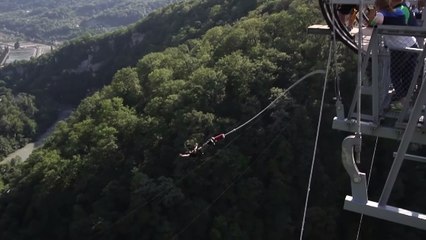 Ils se jettent depuis le pont suspendu le plus long du monde