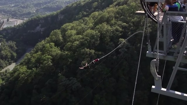 Ils se jettent depuis le pont suspendu le plus long du monde