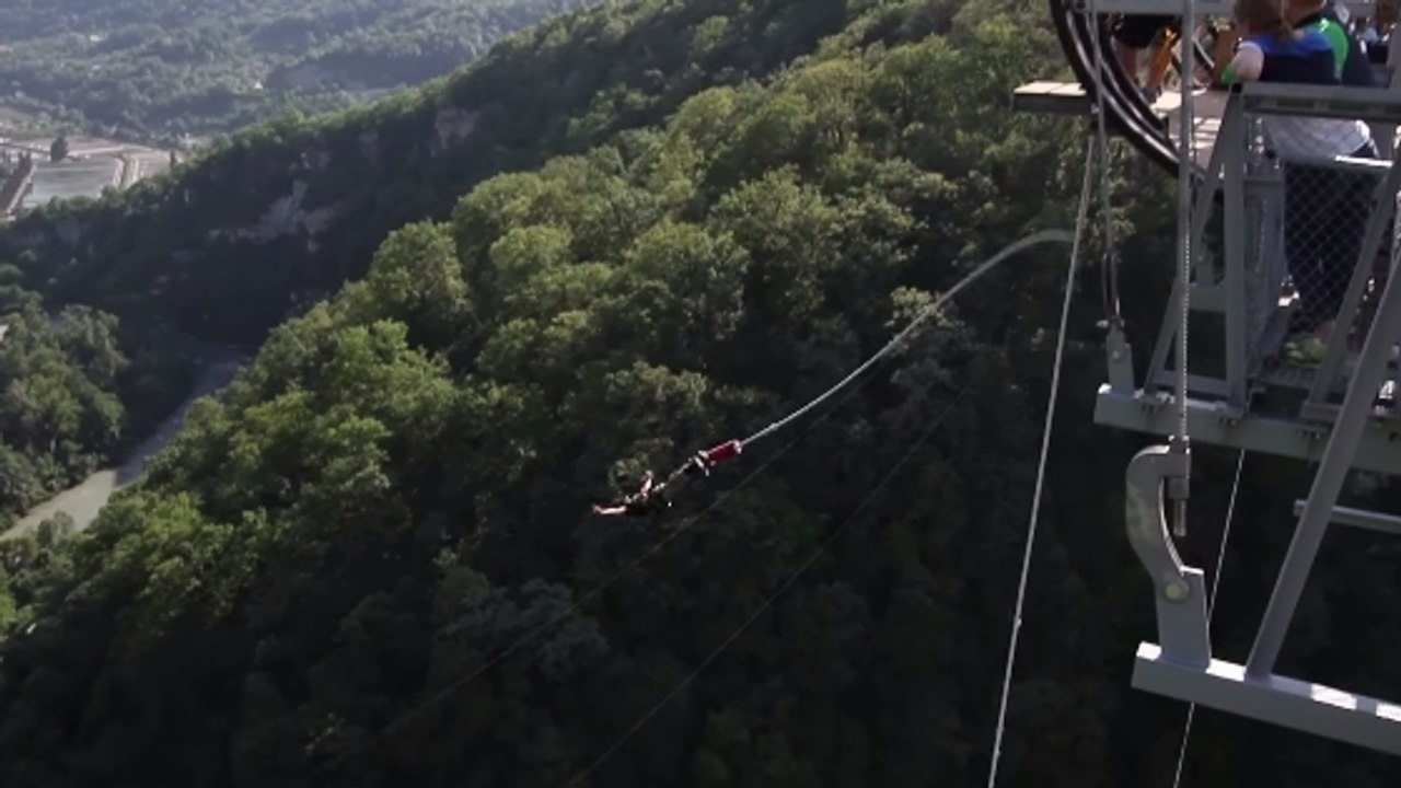 Ils se jettent depuis le pont suspendu le plus long du monde
