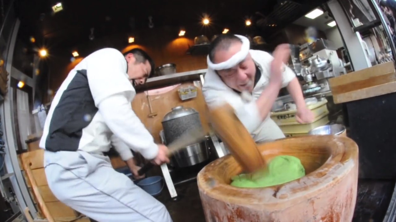Japon : observez ces incroyables cuisiniers préparer leur gâteau de riz