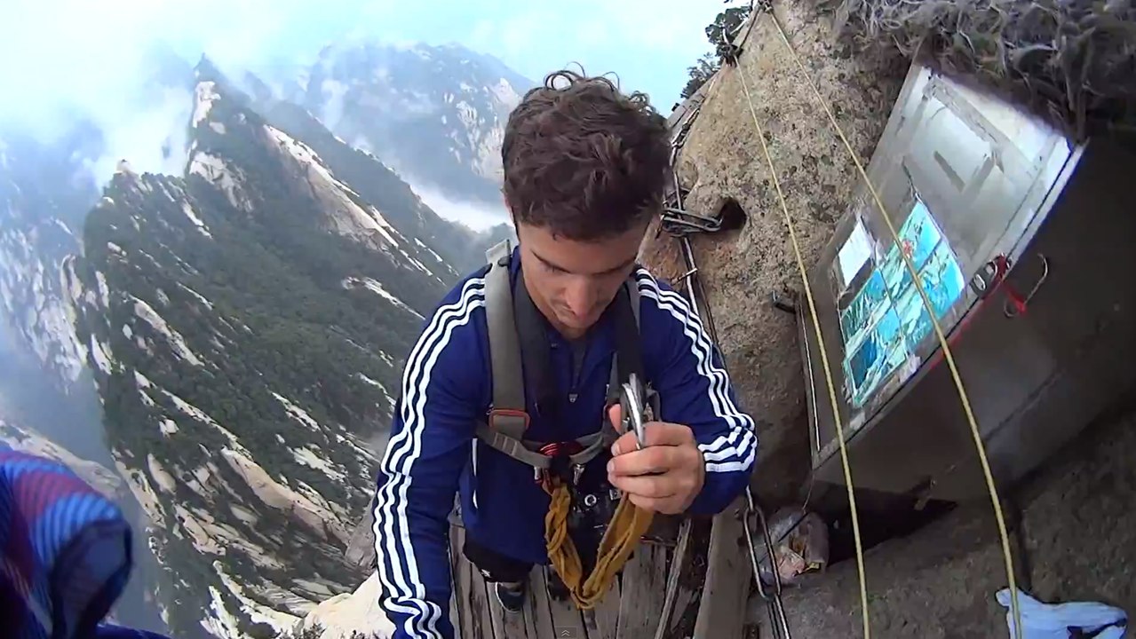 Chine : il détache son harnais sur le dangereux chemin de planches de Hua Shan