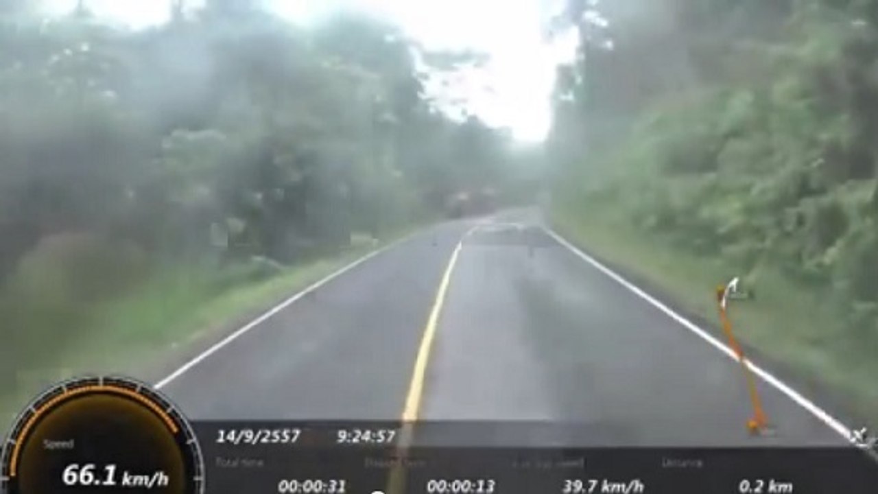 Thaïlande : un motard connait la peur de sa vie face à un obstacle inattendu