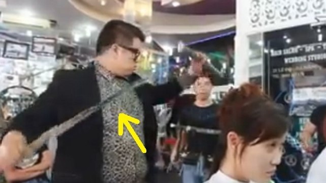 Pour couper les cheveux, ce coiffeur vietnamien a une technique très spéciale