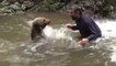 Un Turc s'amuse dans une rivière avec... un ours