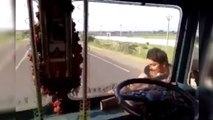 Un chauffeur indien très agile mais totalement inconscient !