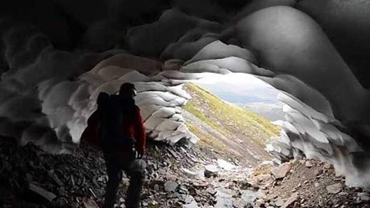 Ils s'aventurent dans une incroyable grotte glaciaire en Ecosse