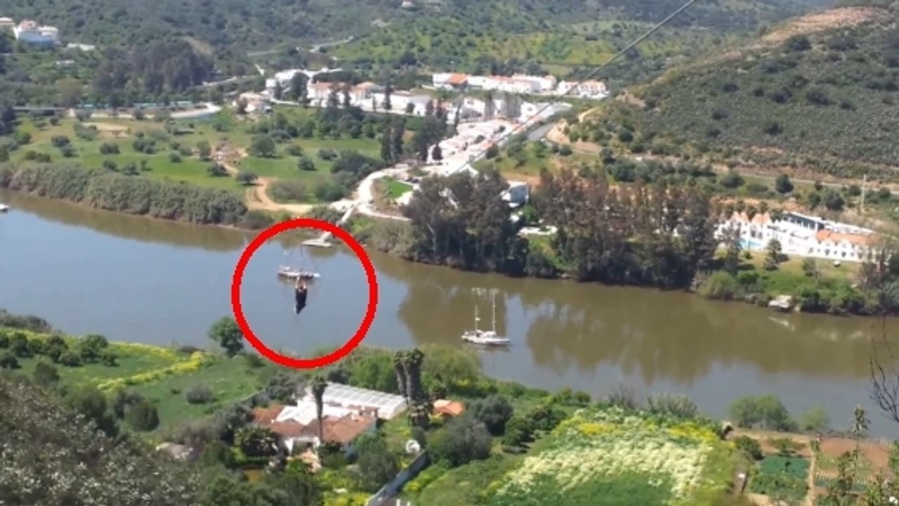 Cette incroyable tyrolienne vous emmène dans un autre pays