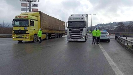 Video herunterladen: TEM Otoyolu Düzce kesiminde tırların geçişine izin verilmiyor