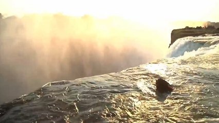 Zambie : ils se baignent dans l'extraordinaire "piscine du diable"