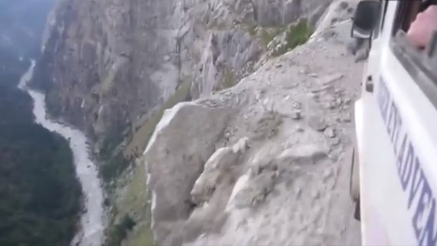 Cette route himalayenne va vous donner des sueurs froides